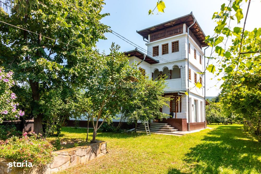 Casă/Vila tip conac, cu anexe si livada de vânzare Valenii de Munte