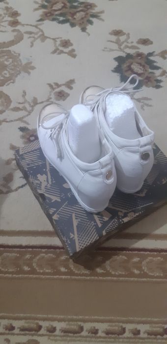 Кроссовки женские