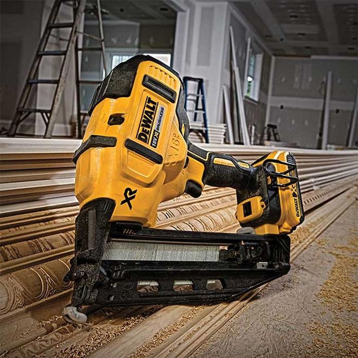 Акумулаторен Такер за дърво  DeWALT DCN660NT/18V с Куфар