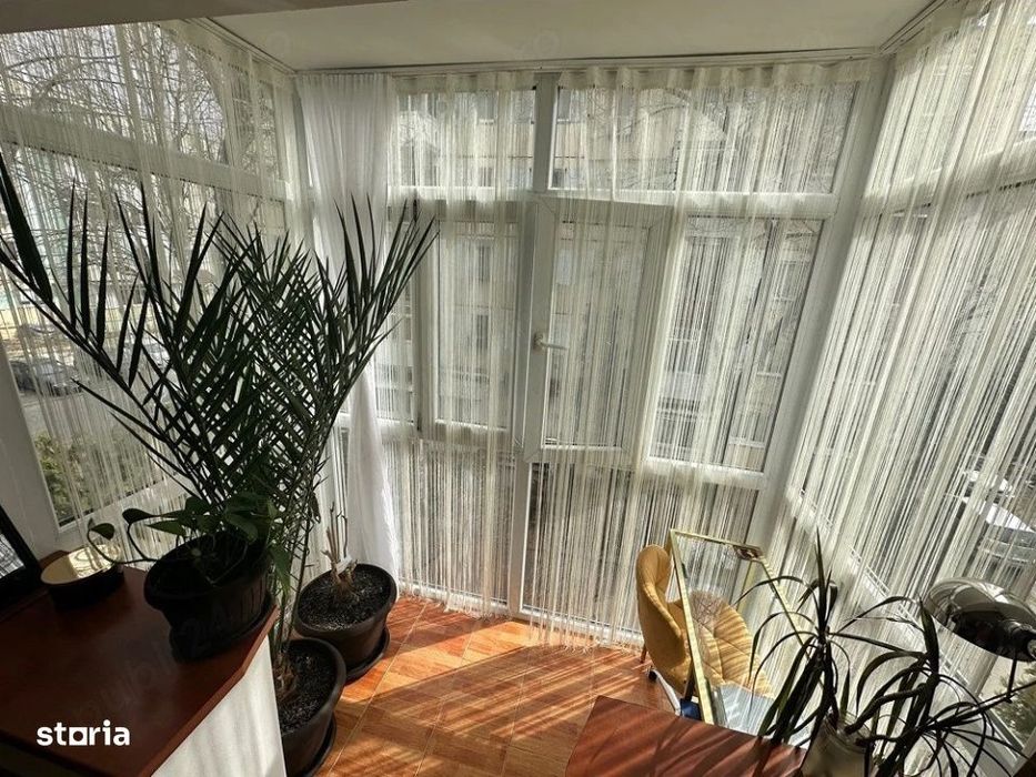 Apartament 3 camere semidecomandat, 55 mp, etaj 2/4, zona Rovine