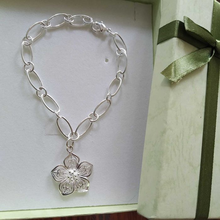 Нова,дамска сребърна гривна с висулка. Различни модели. В кутия.