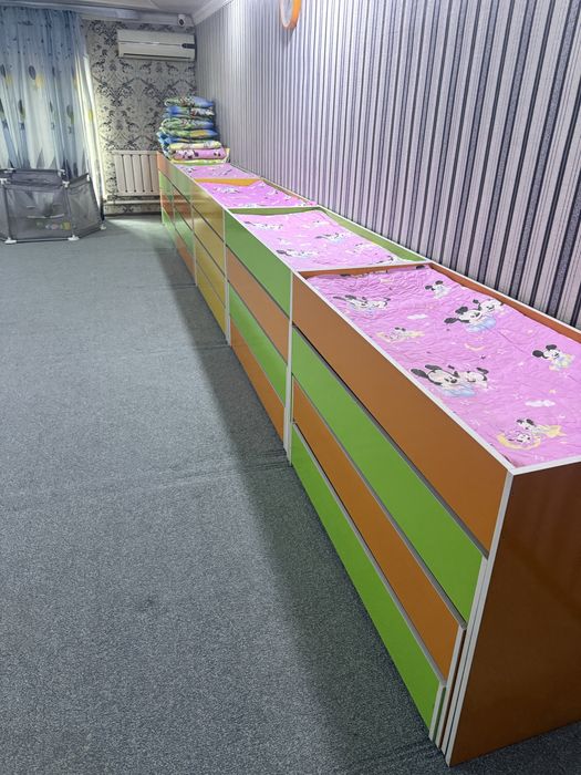 Шкавчик и кровати для детского садика с матрацами и покрывалом