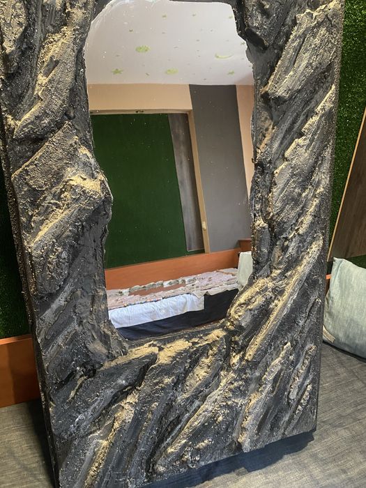 Огледало вградено в изкуствена скала