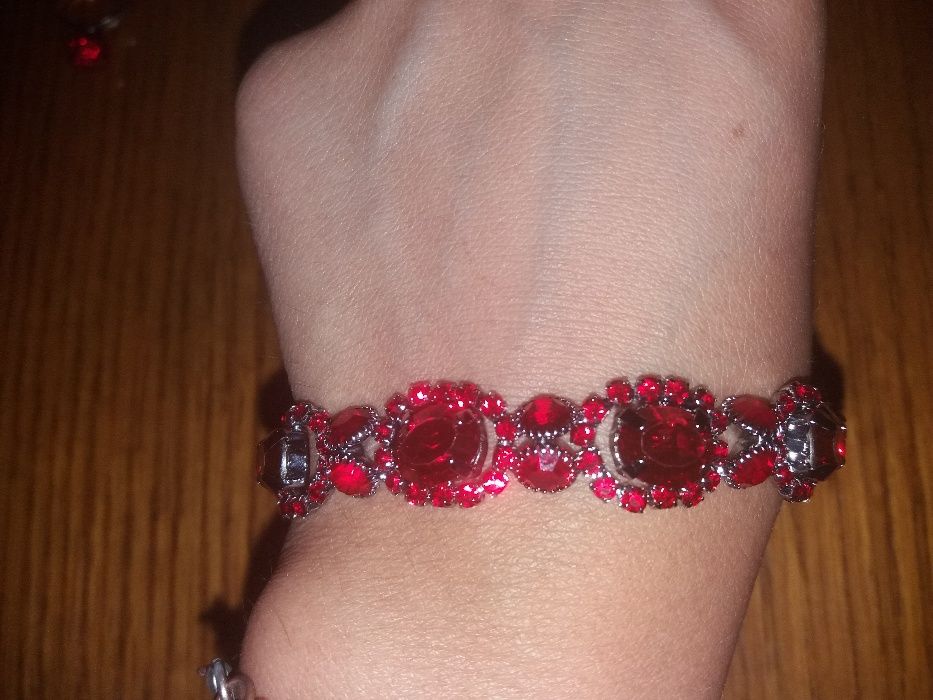 Червена гривна с камъни