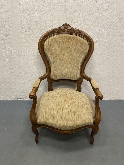 Френско кресло с резбовани елементи от дъб