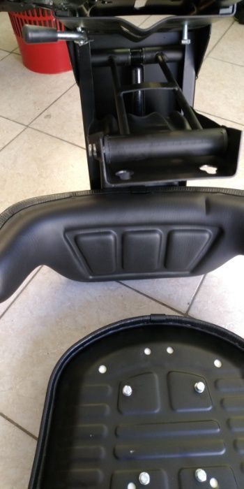 scaune noi de tractor model Triplureglaj si prindere universa 4XYT