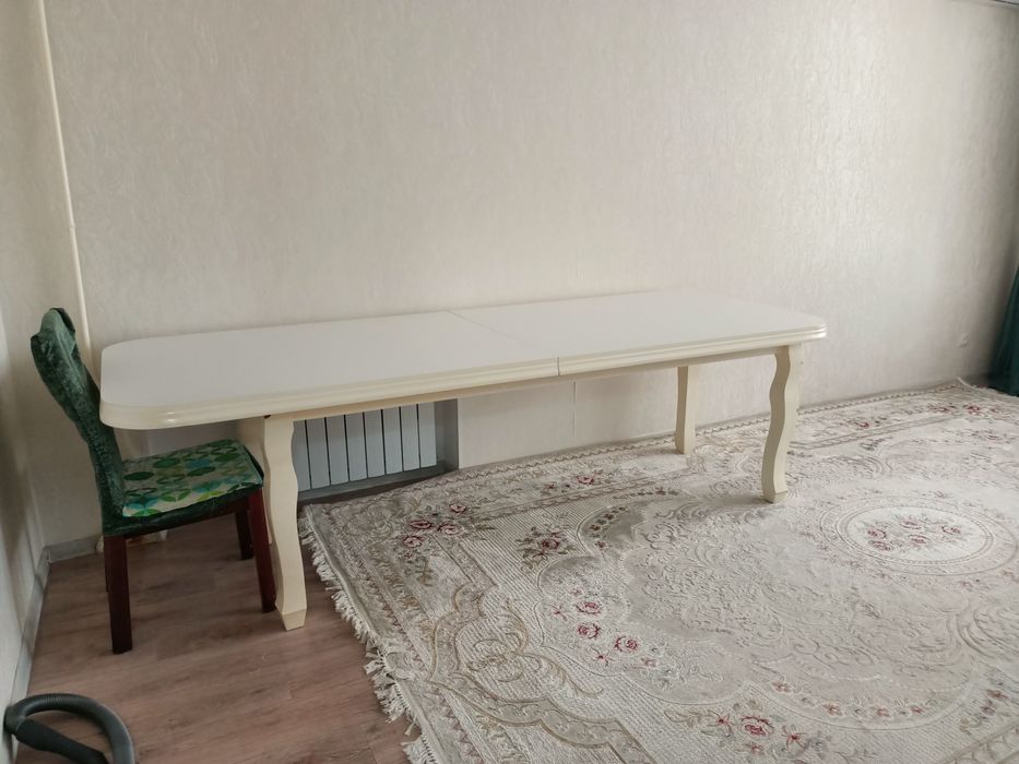 Продаю гостиный стол