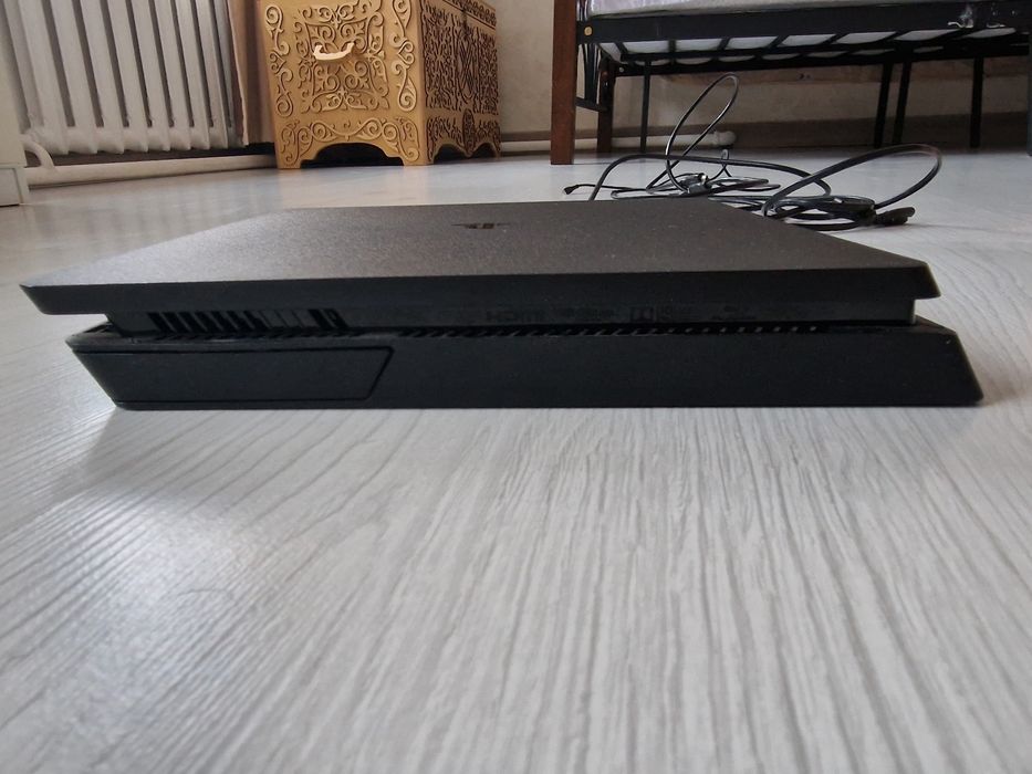 Ps4 slim с одним геймпадом и одной игрой