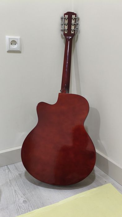 Gitara akustika yangingi pashti ushalmagan