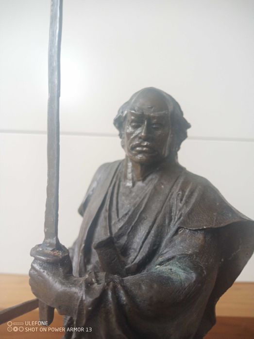 Продавам статуя на самурай бронз.