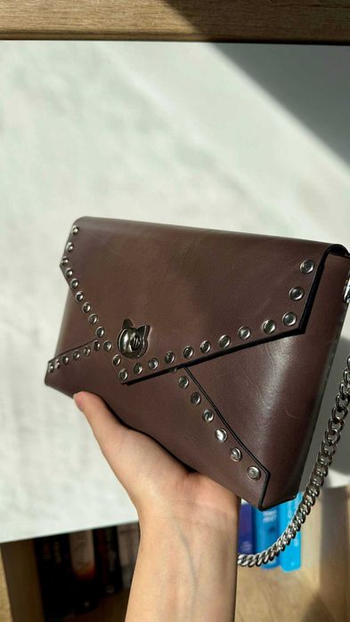 Geantă handmade din piele naturală cu nituri – clutch /crossbody, unic