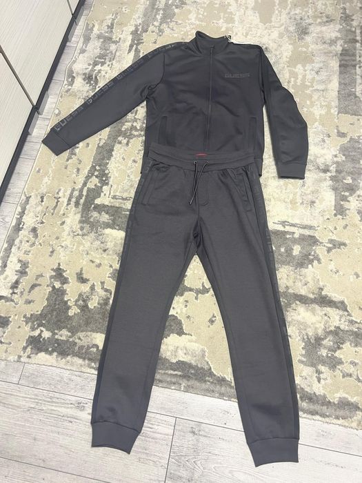 Trening guess barbati