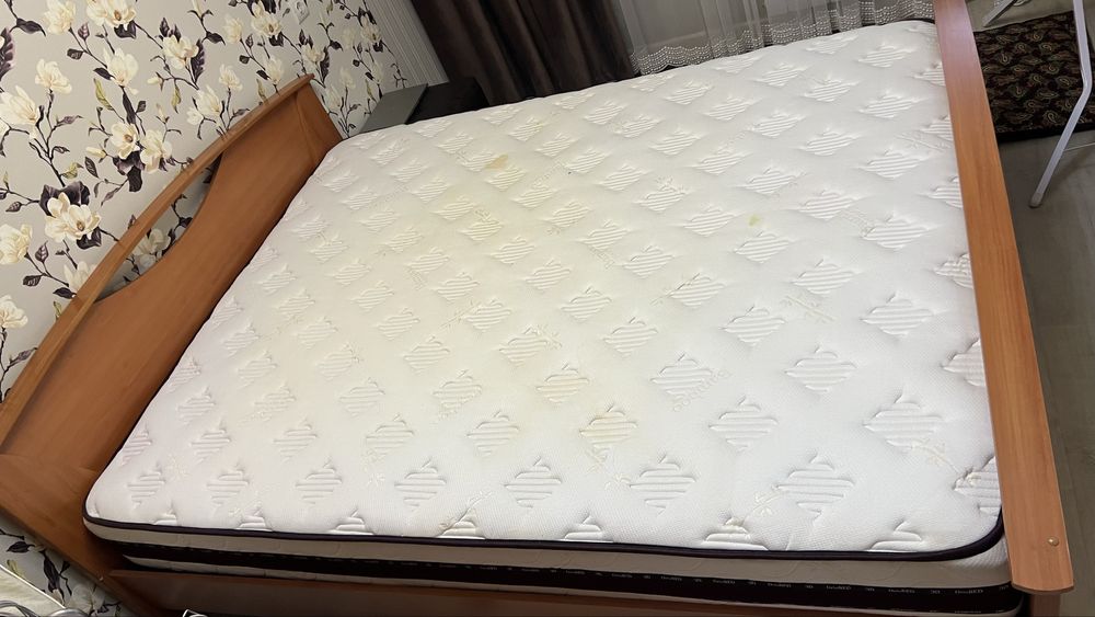 Продам двуспальную кровать