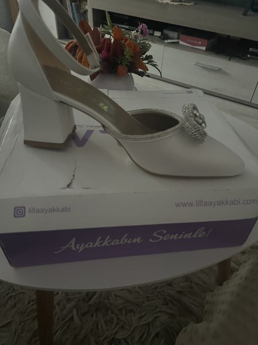 Pantofi albi , toc patrat