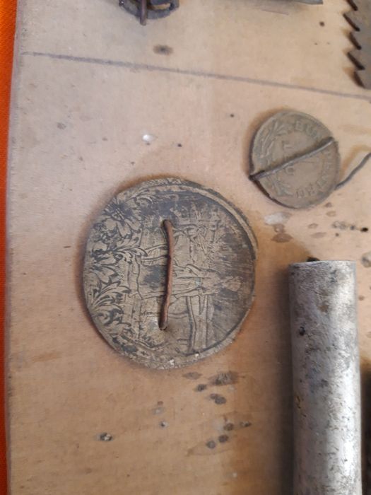 Tabla lemn cu metale feroase si neferoase, vintage.