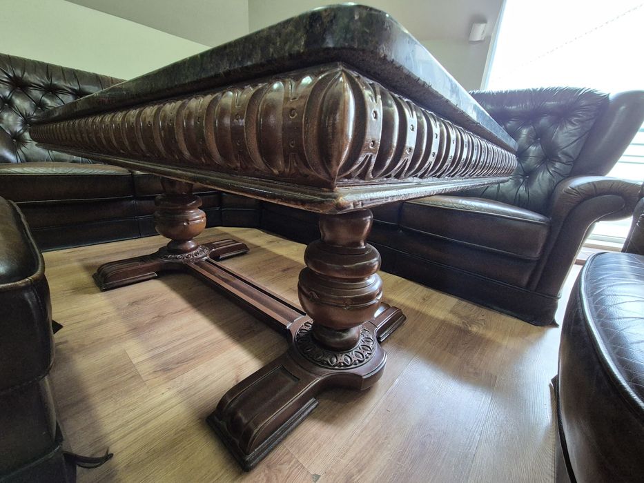 Честърфийлд от естествена кожа с маса за хол