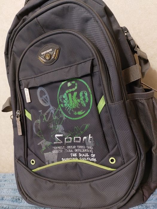 Продам рюкзак школьный