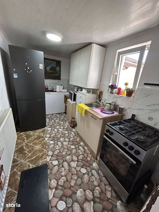 De vanzare casa in Roman cu 4 camere, suprafata de 230mp, 92.000euro