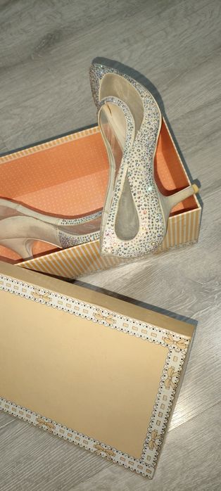 Свадебные туфли .