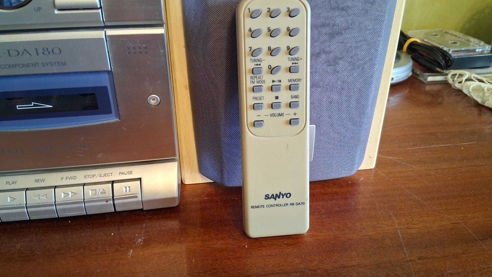 Mini sistem audio cu CD si 2 boxe Sanyo cu telecomanda