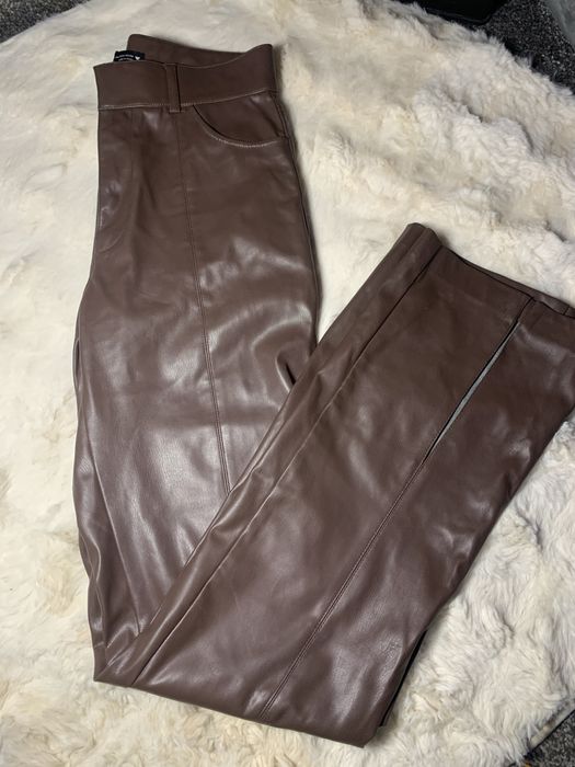 pantaloni maro de piele zara