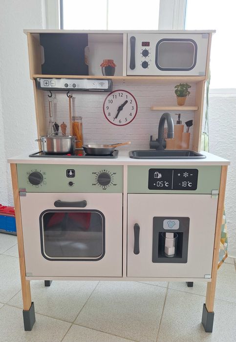 Детска дървена кухня