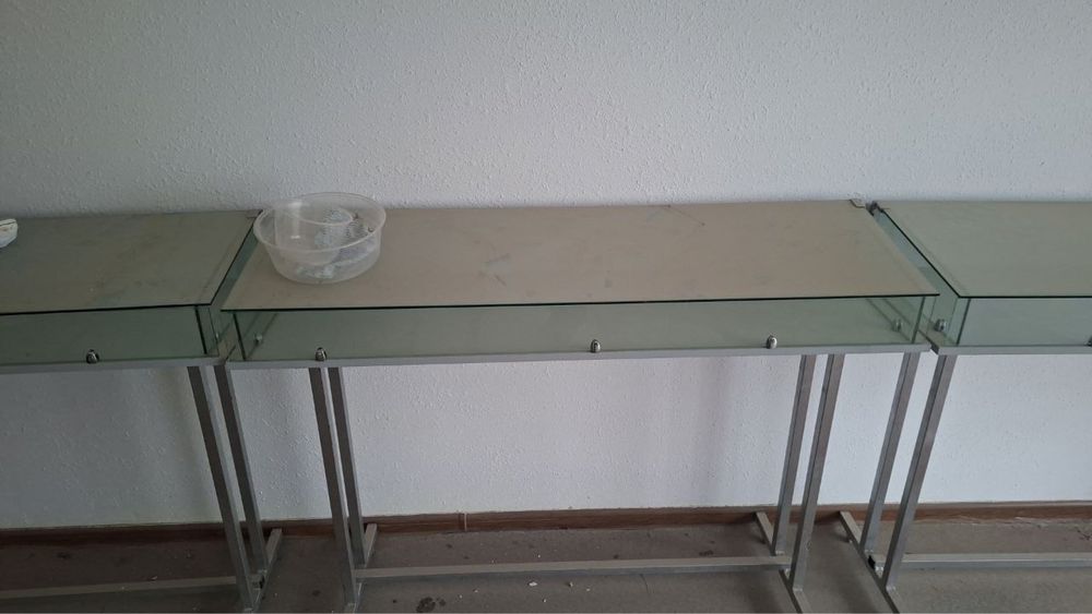 Стол стеклянный для музеев