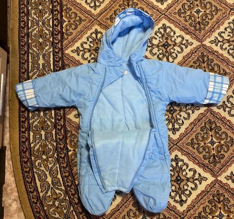 Продает осенний детский комбинезон