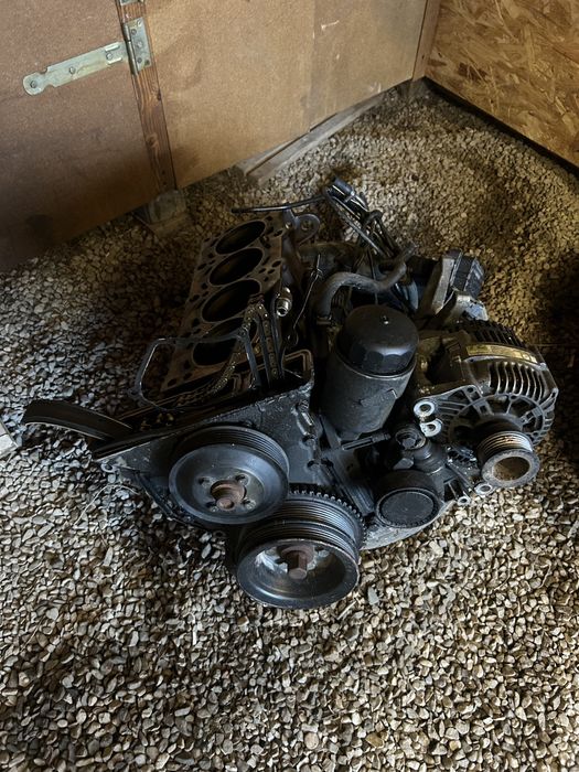 Vând motor 1.8is BMW e36 întreg sau dezmembrez