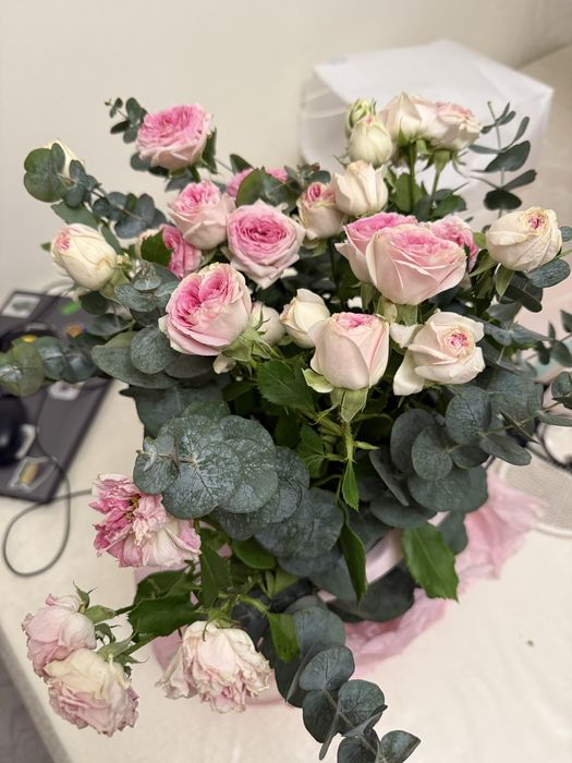 Букет высоких кустовых спрей роз