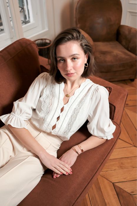 Бяла дантелена риза