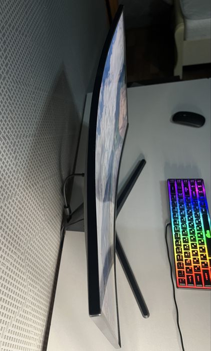 Монитор игогнутый 27" Samsung Full HD