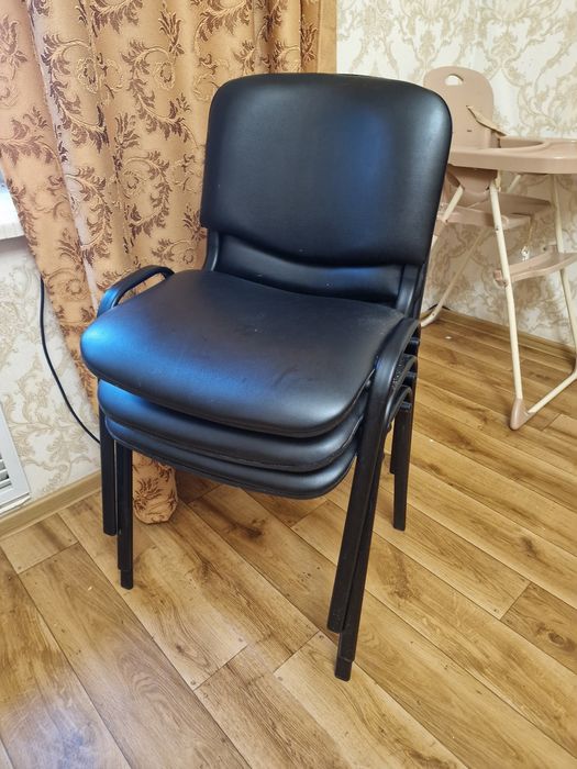 Стулья кожаные и из текстиля