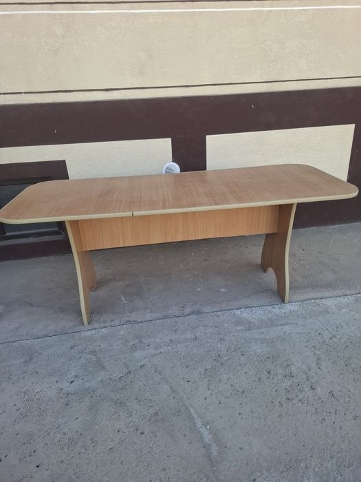 Продаётся стол,состояние нормальный