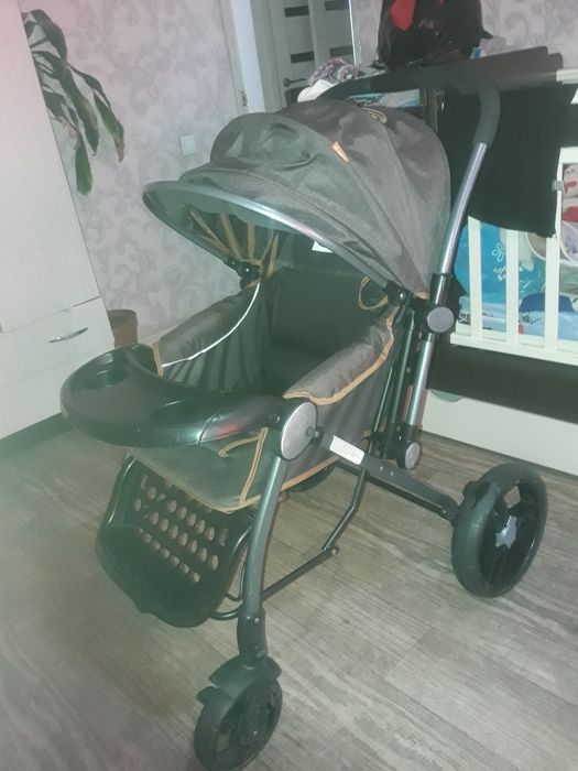 Коляска продам в районе женис