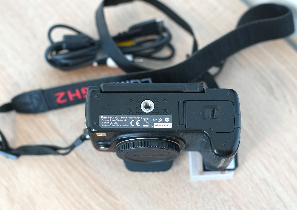 Panasonic GH2 + 2 Acumulatori + card 16 GB Targu-Mures • OLX.ro