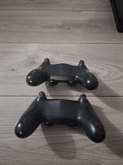 Vând PS4  foarte Bun