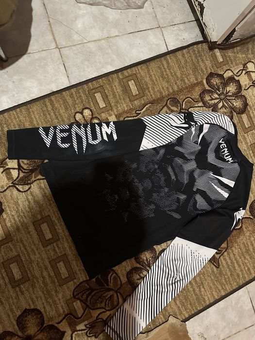 компресионна спортна блуза (rash guard) от марката Venum.