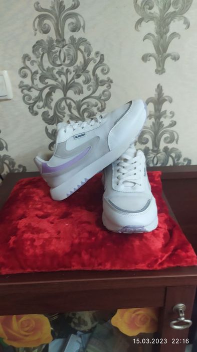 Кросовки женские