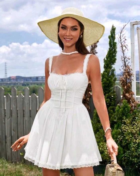Феерична бяла рокля