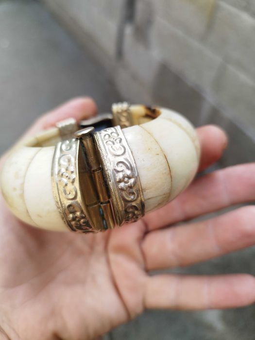 Продавам две старинни гривни