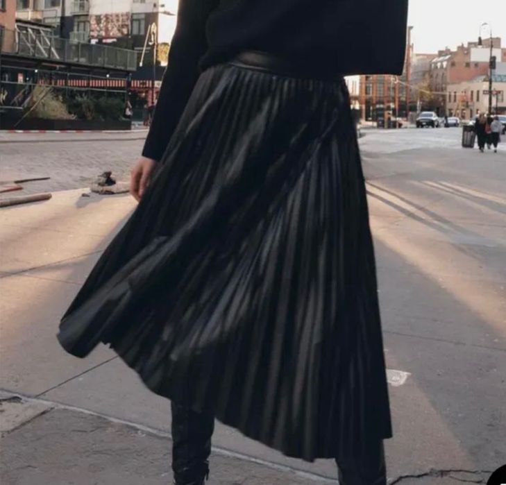 Модерна черна кожена пола ZARA