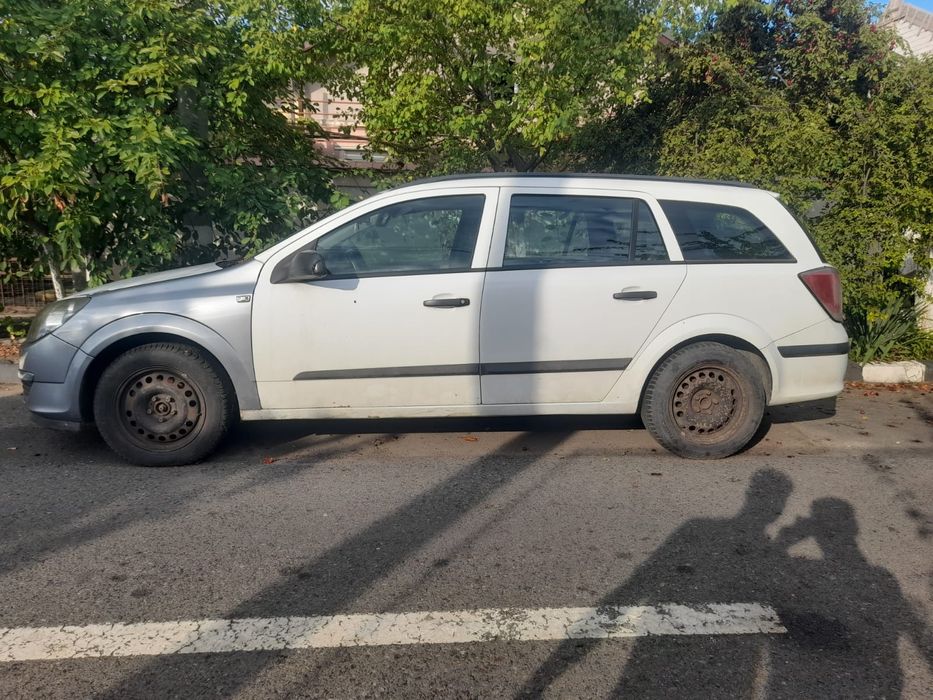 Vand opel la pretul de 3500 de ron, masina este stricata dar poate fi data la rabla