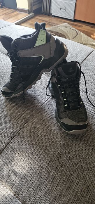 Vând ghete Adidas Terrex