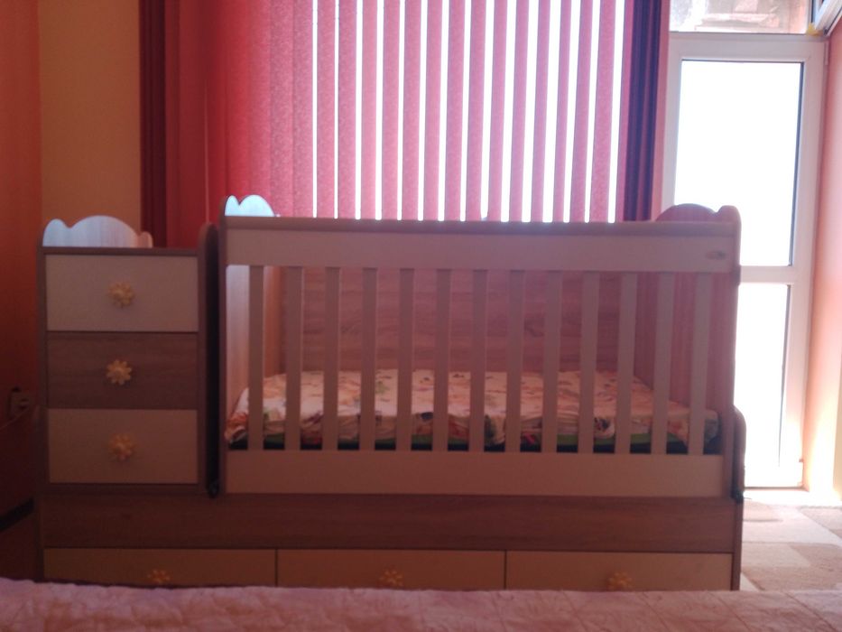 Продавам детска кошара с люлеещ се механизъм.