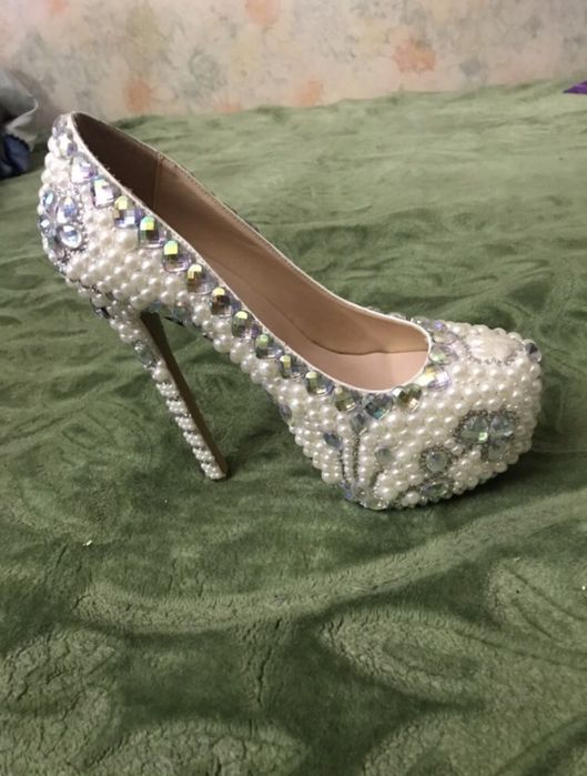 Pantofii cu toc înalt cu perle și pietre