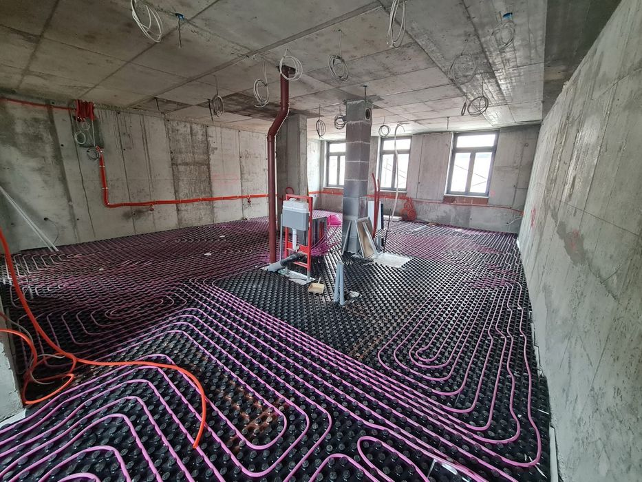 Машинно полагане на подови замазки