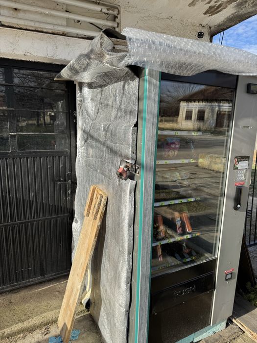 Продавам вендинг машина