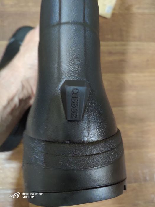 Продам брендовые резиновые сапоги.