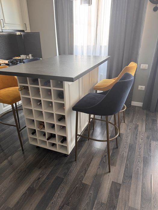 Vand masa din mdf frezat si vopsit +4 scaune